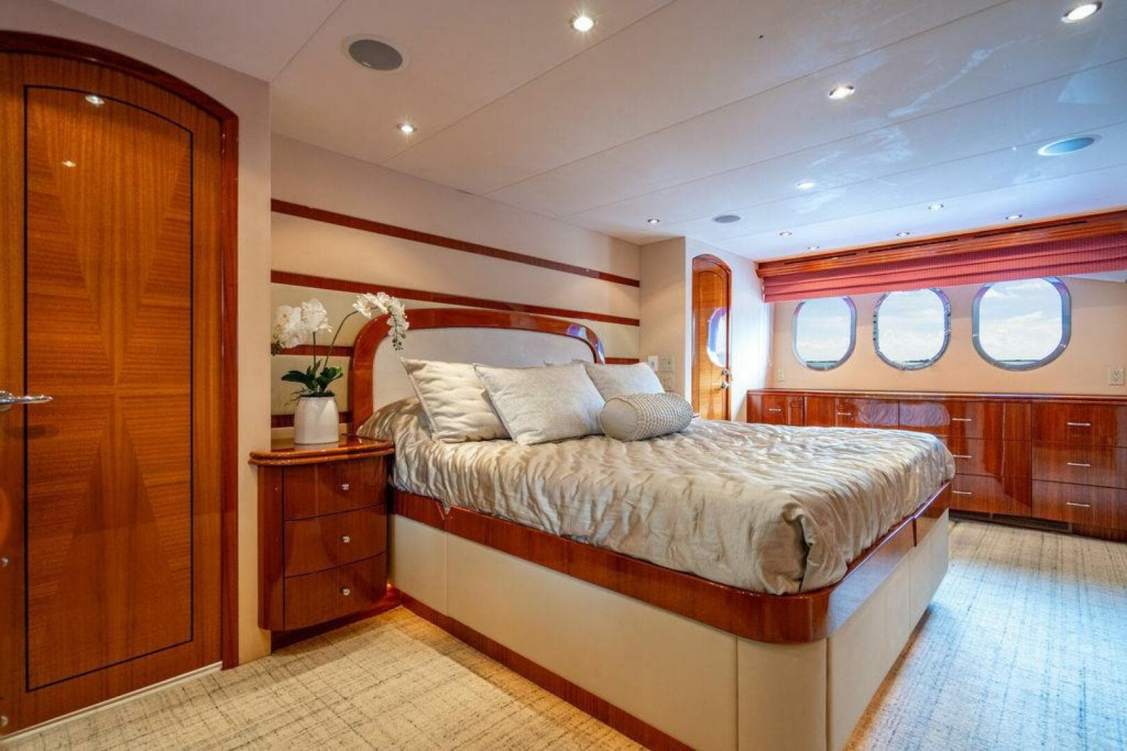 2007 Hatteras Enclosed Bridge — photo 8