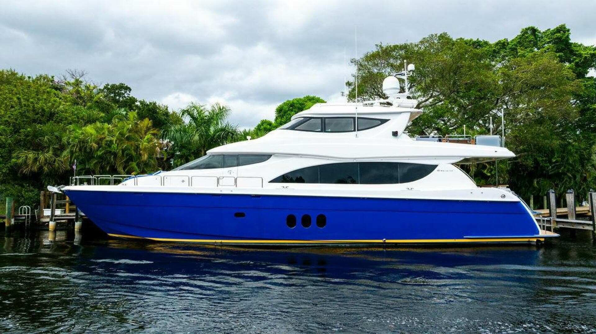 2007 Hatteras Enclosed Bridge — photo 1