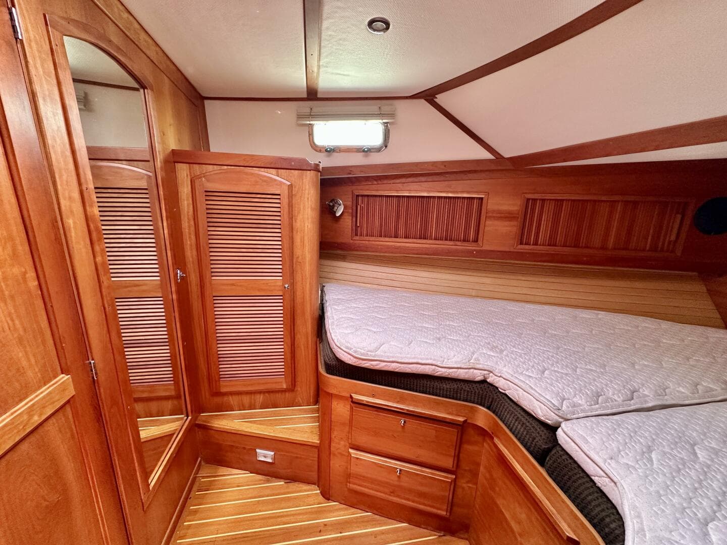 2002 Sabreline 36 Flybridge — photo 21