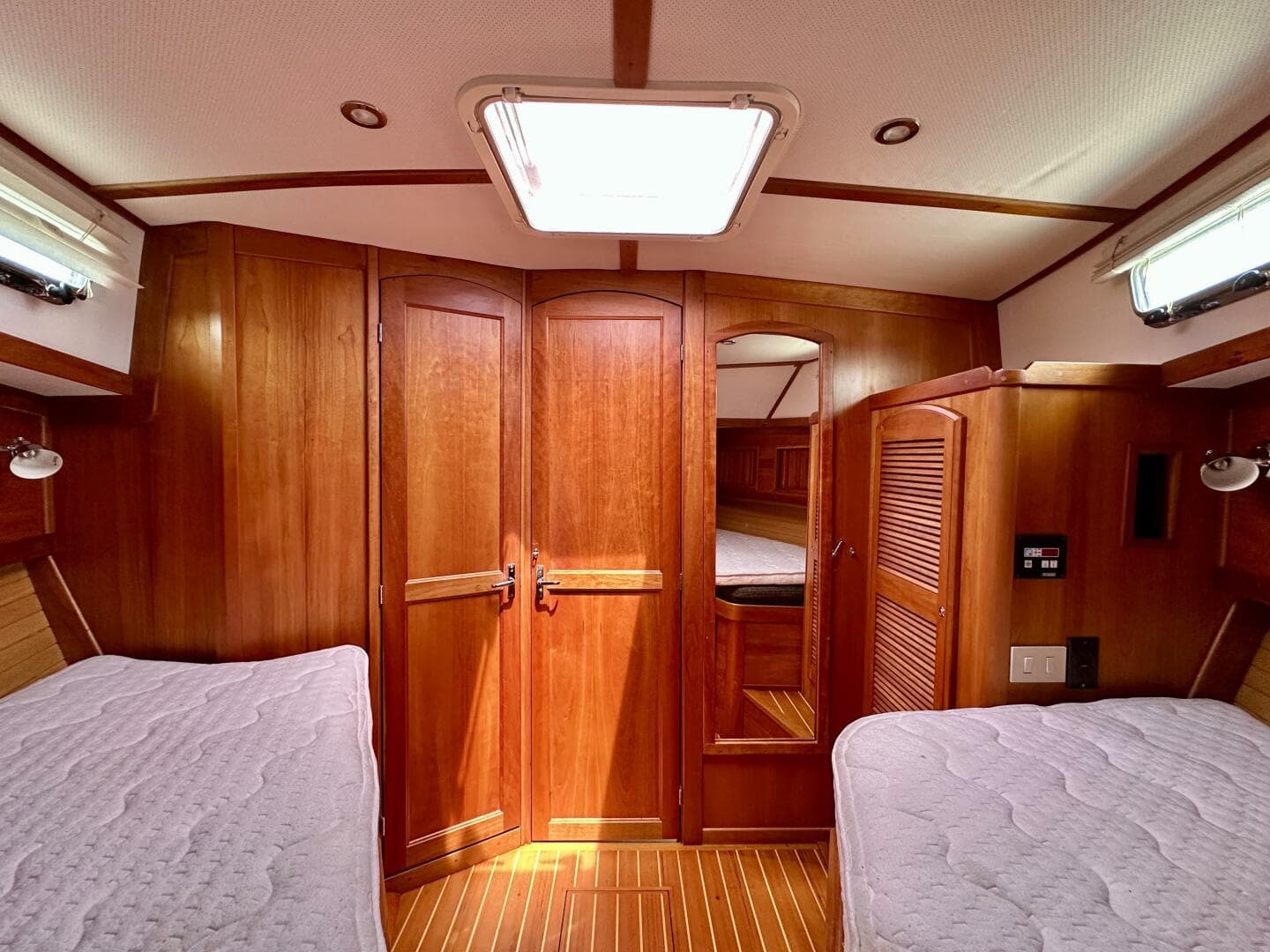 2002 Sabreline 36 Flybridge — photo 23