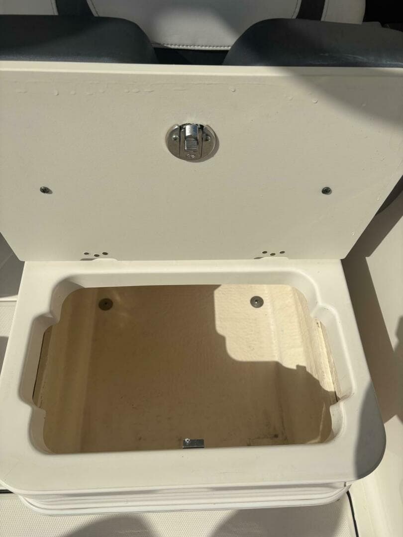 2021 Robalo R247 Dual Console — photo 14