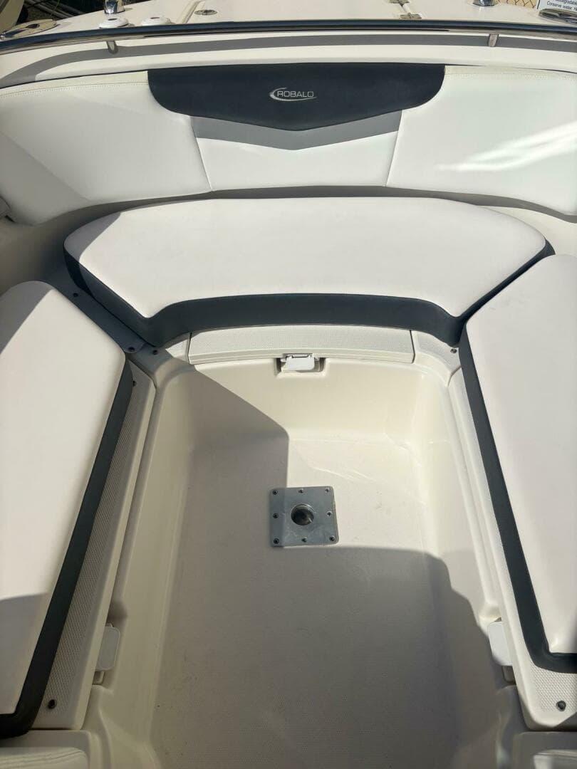 2021 Robalo R247 Dual Console — photo 26