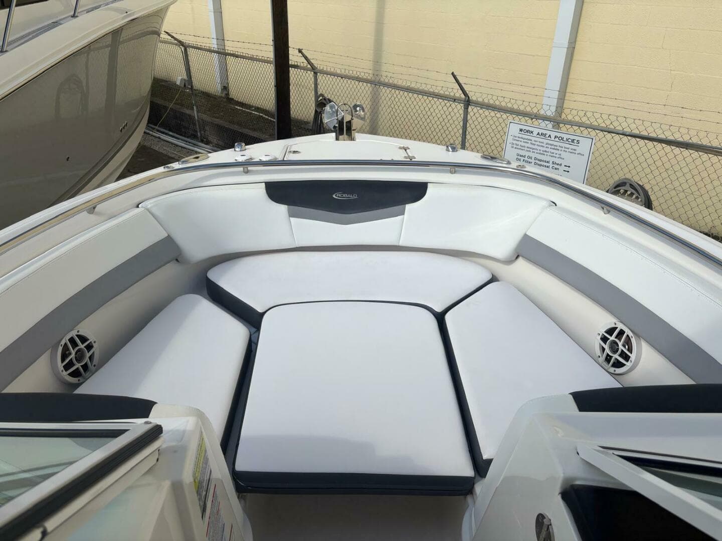 2021 Robalo R247 Dual Console — photo 7