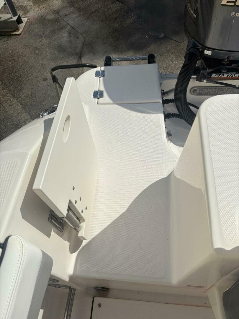 2021 Robalo R247 Dual Console — photo 16