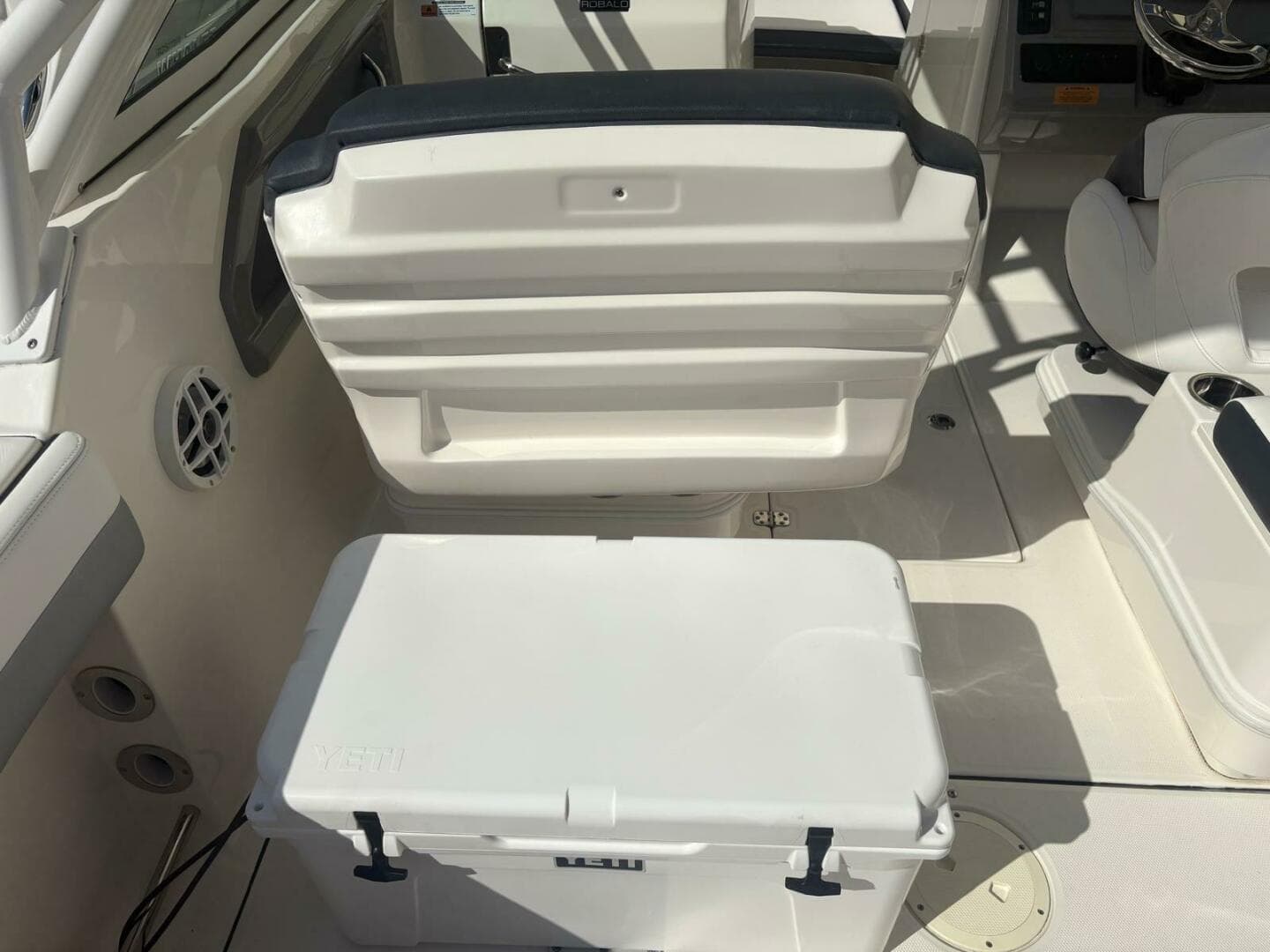 2021 Robalo R247 Dual Console — photo 21