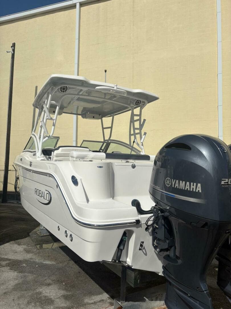 2021 Robalo R247 Dual Console — photo 29