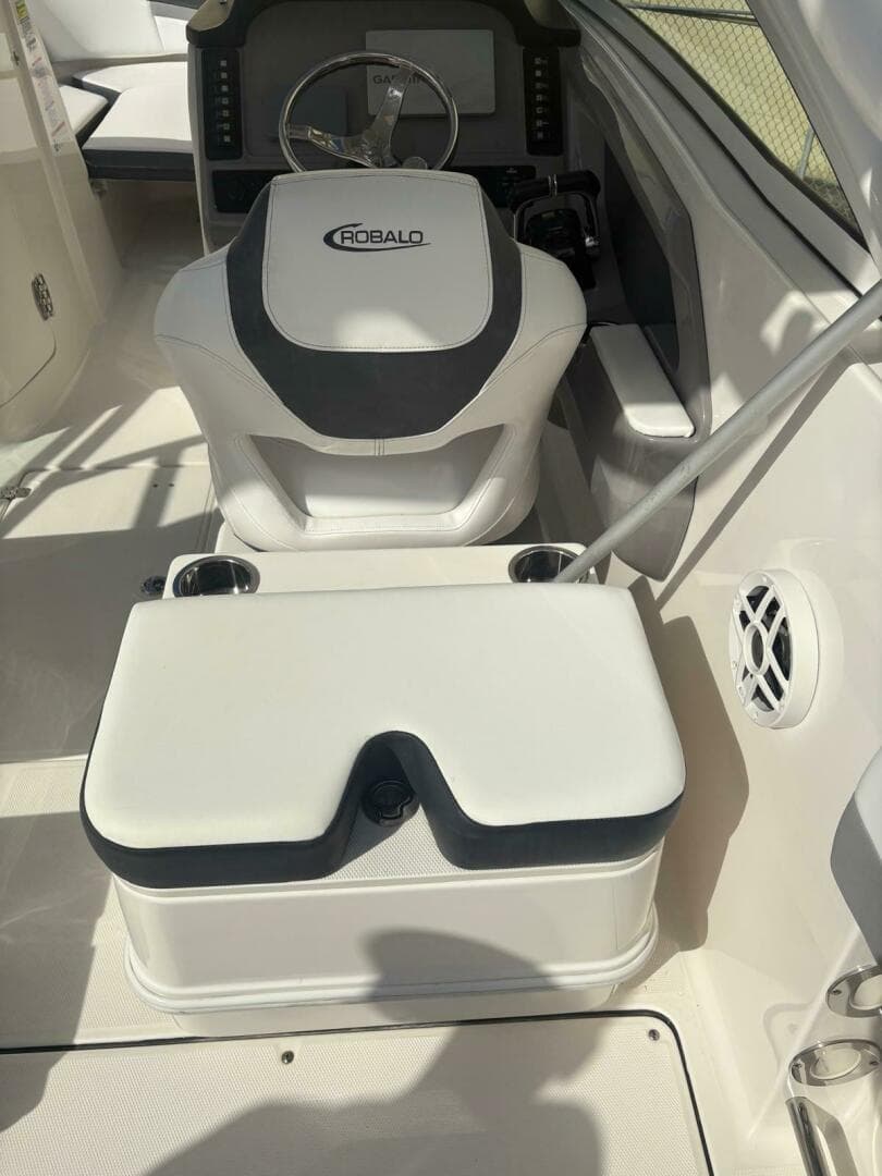 2021 Robalo R247 Dual Console — photo 13