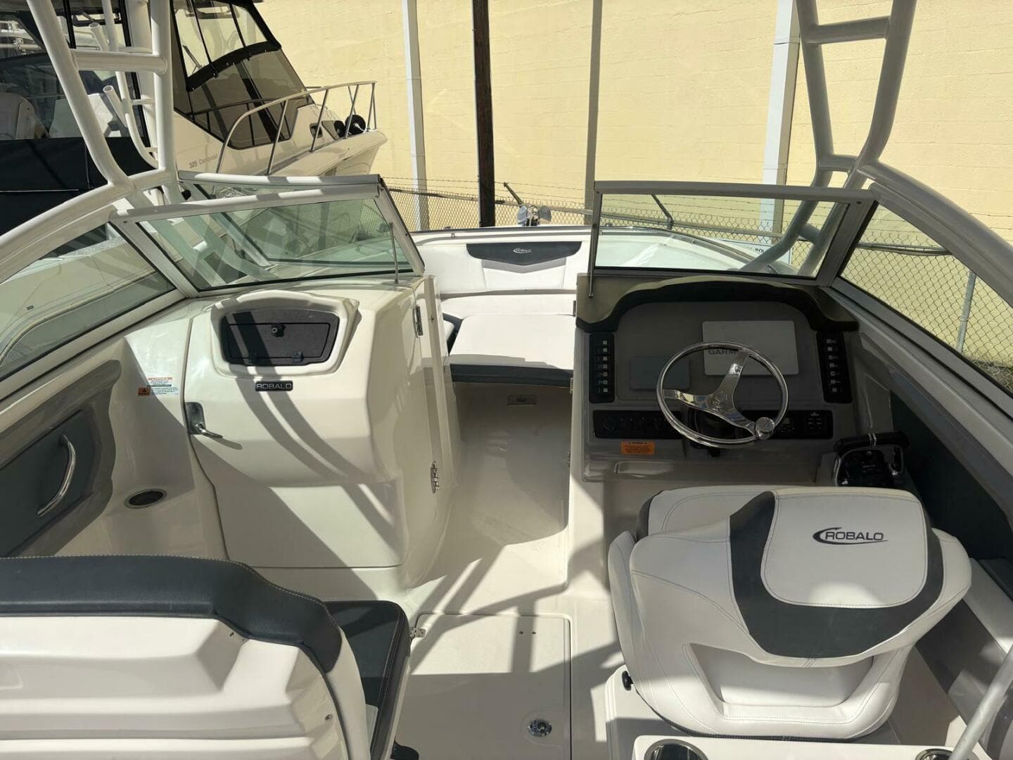 2021 Robalo R247 Dual Console — photo 15