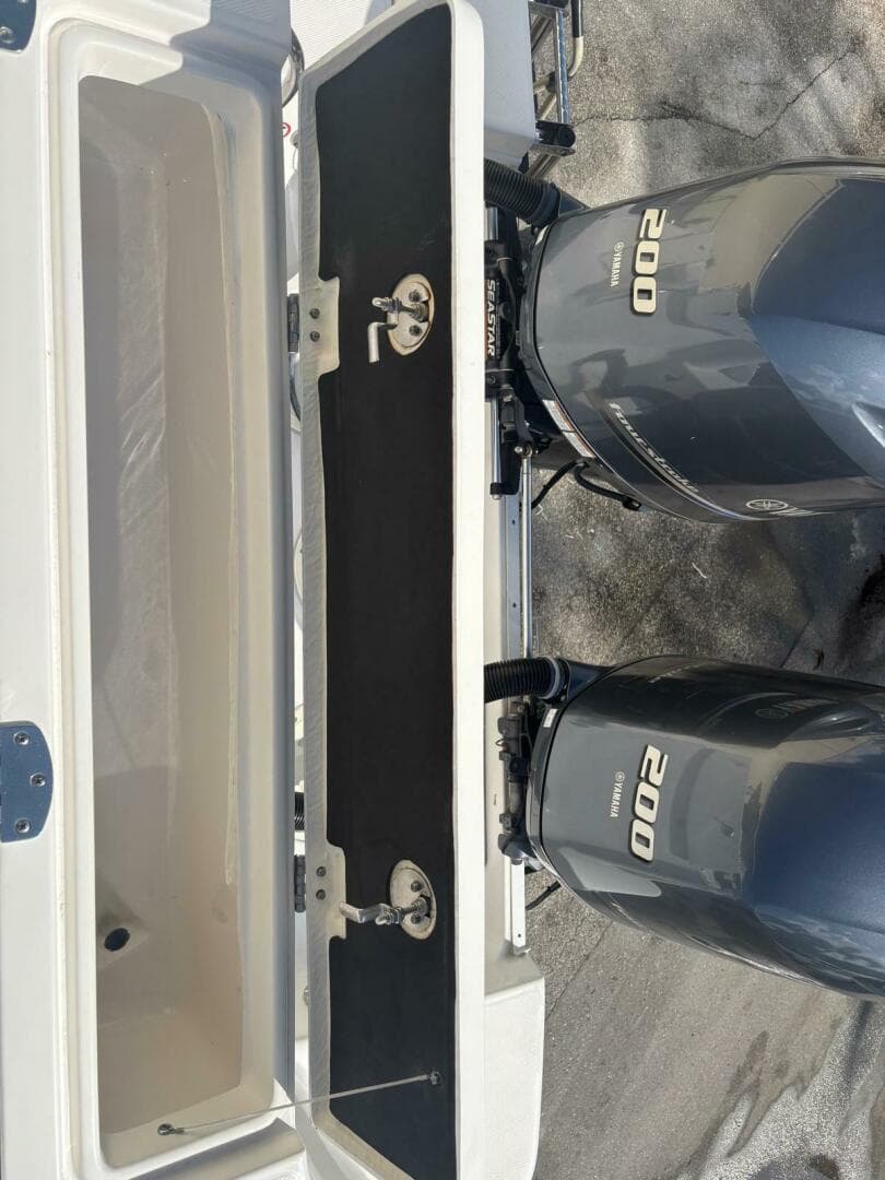 2021 Robalo R247 Dual Console — photo 20