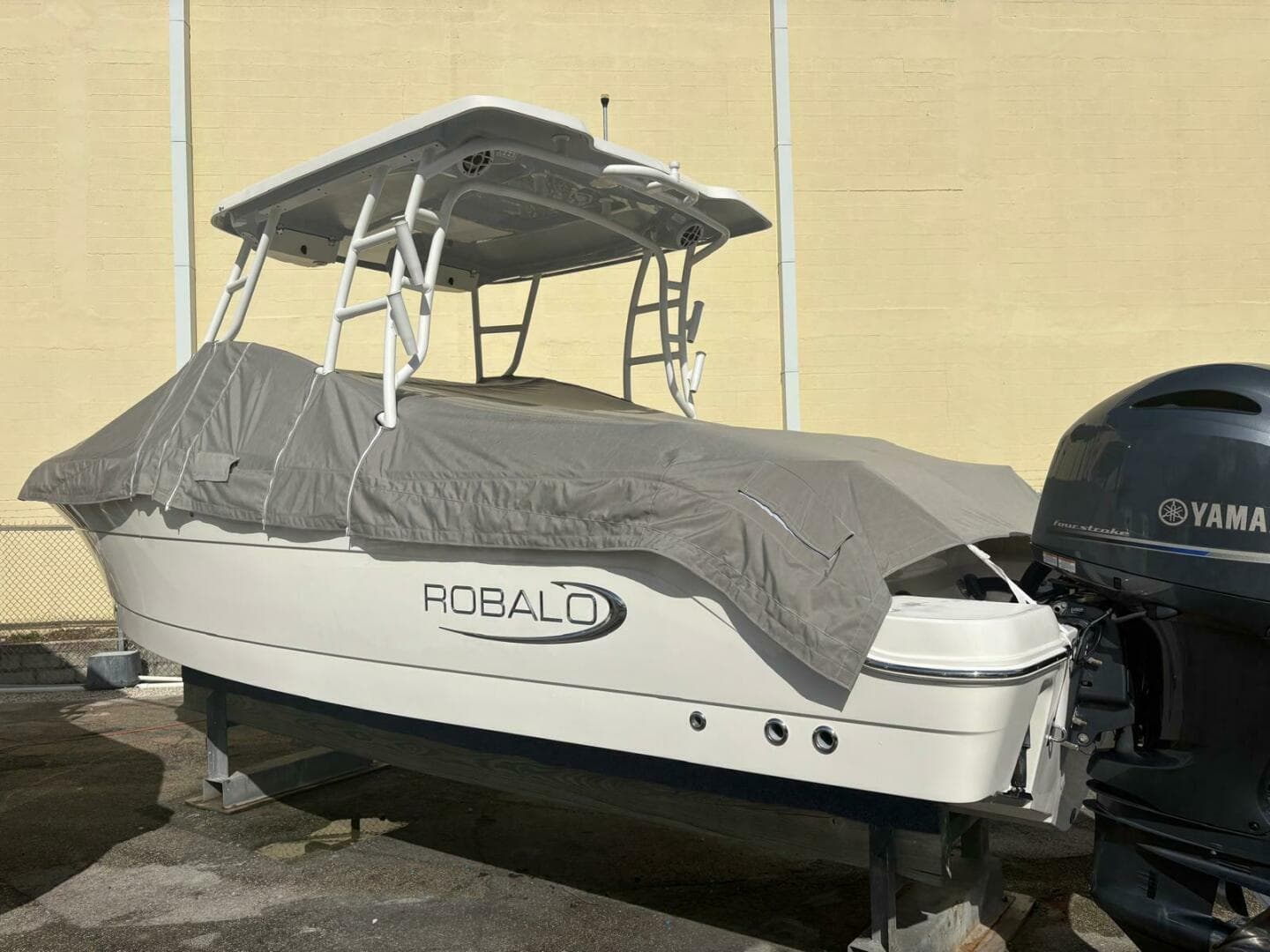 2021 Robalo R247 Dual Console — photo 2