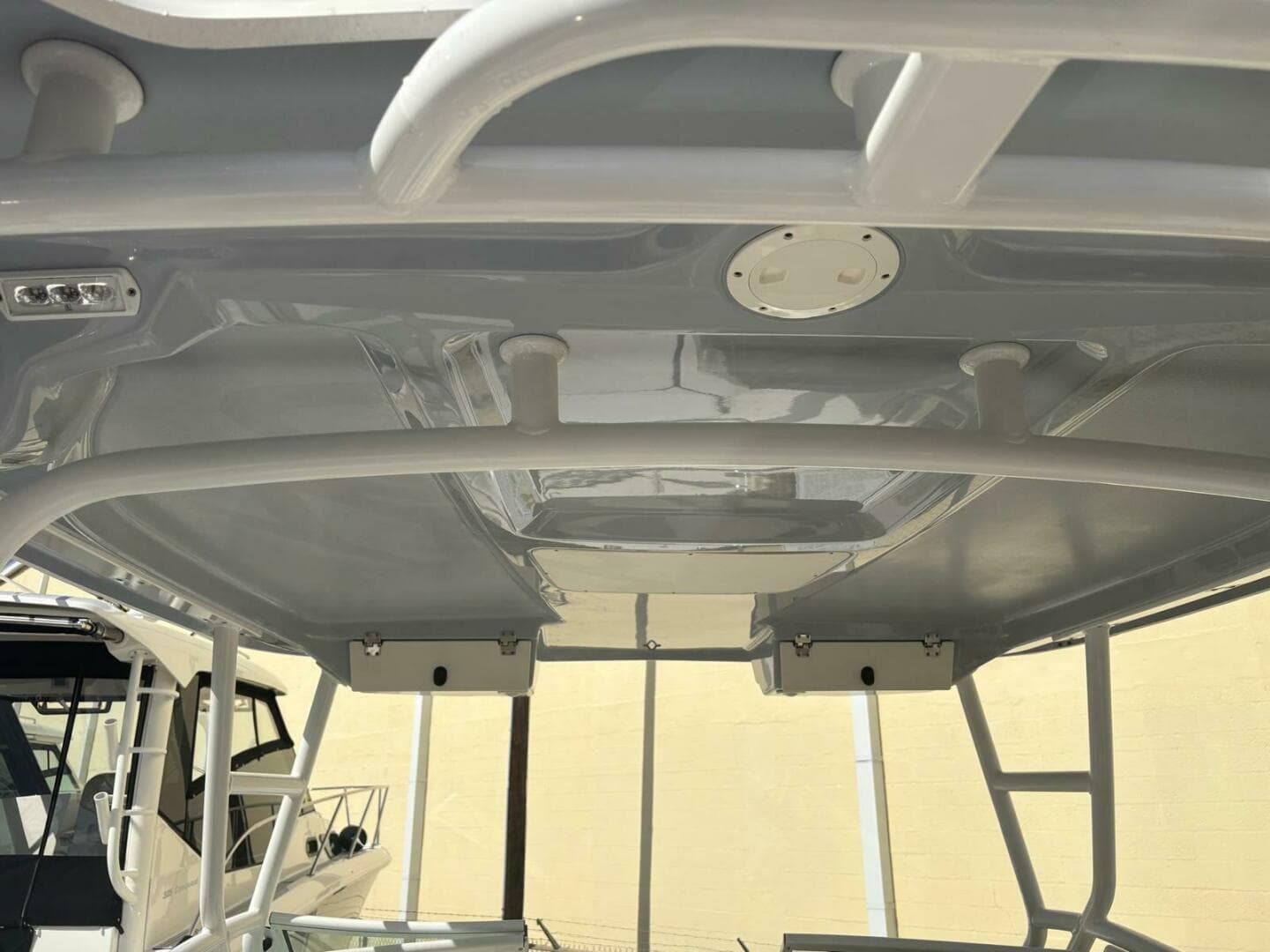 2021 Robalo R247 Dual Console — photo 24