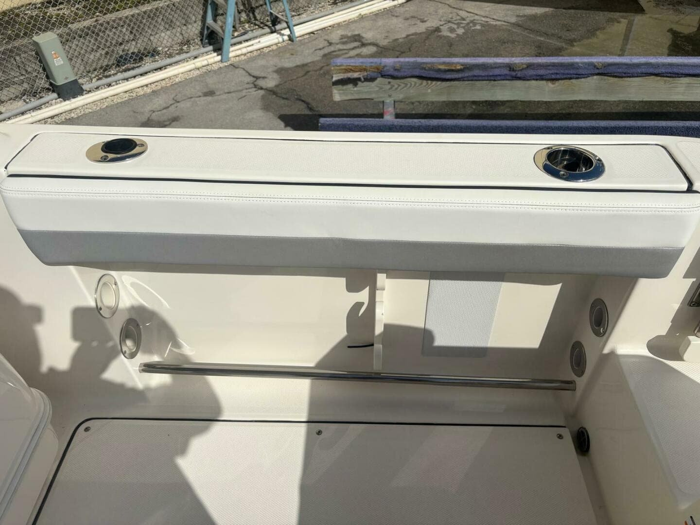 2021 Robalo R247 Dual Console — photo 25