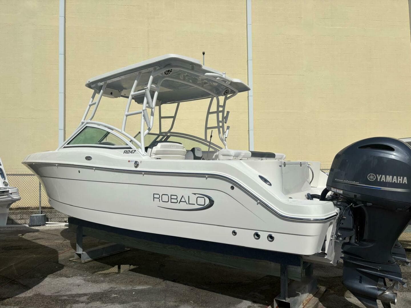 2021 Robalo R247 Dual Console — photo 1