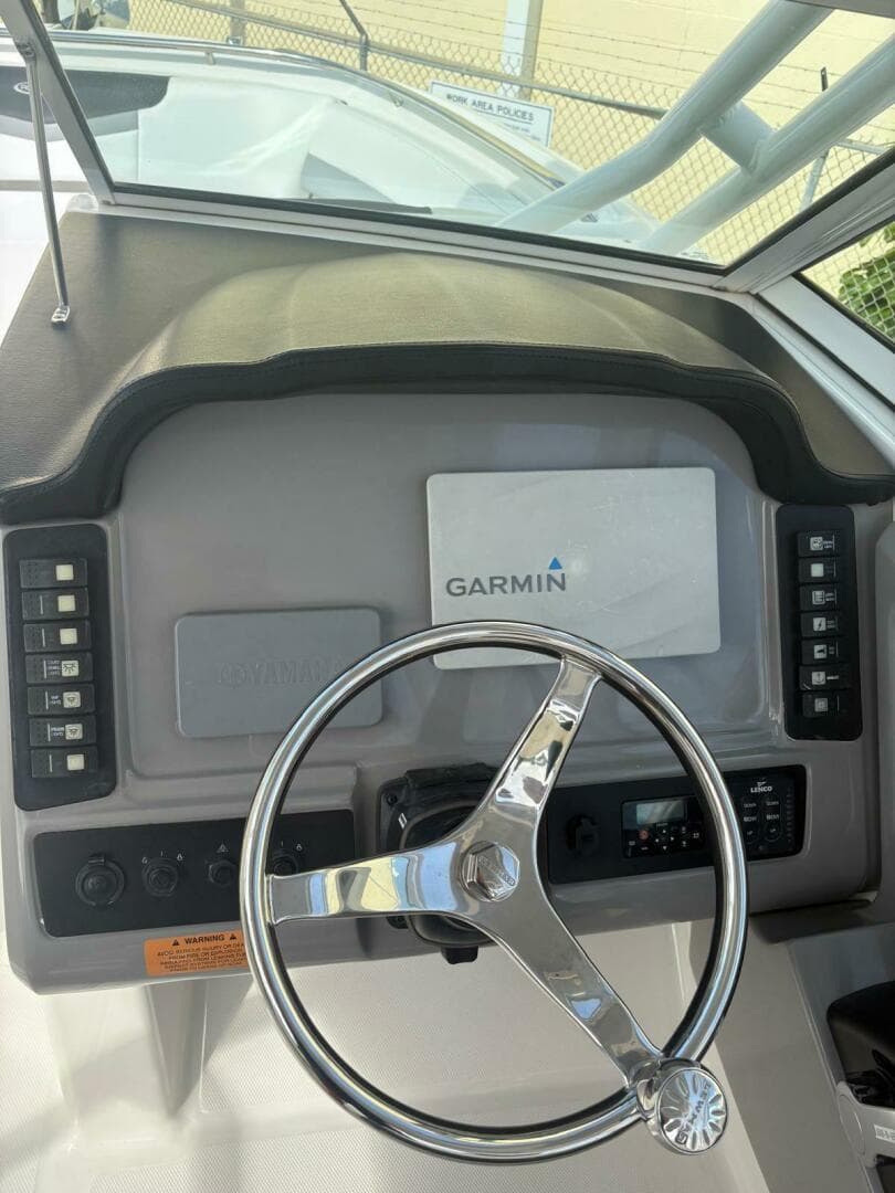 2021 Robalo R247 Dual Console — photo 8