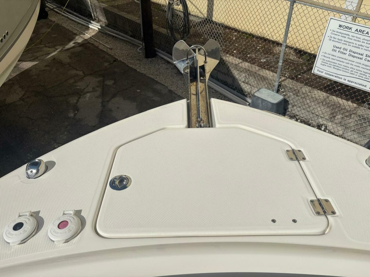 2021 Robalo R247 Dual Console — photo 27