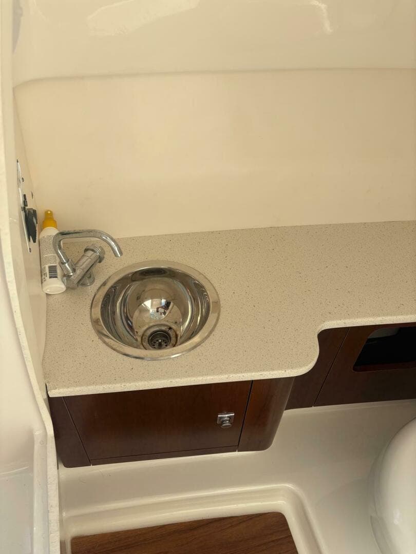 2021 Robalo R247 Dual Console — photo 6