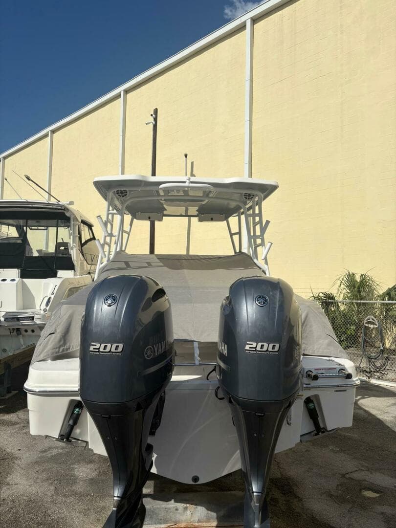 2021 Robalo R247 Dual Console — photo 3
