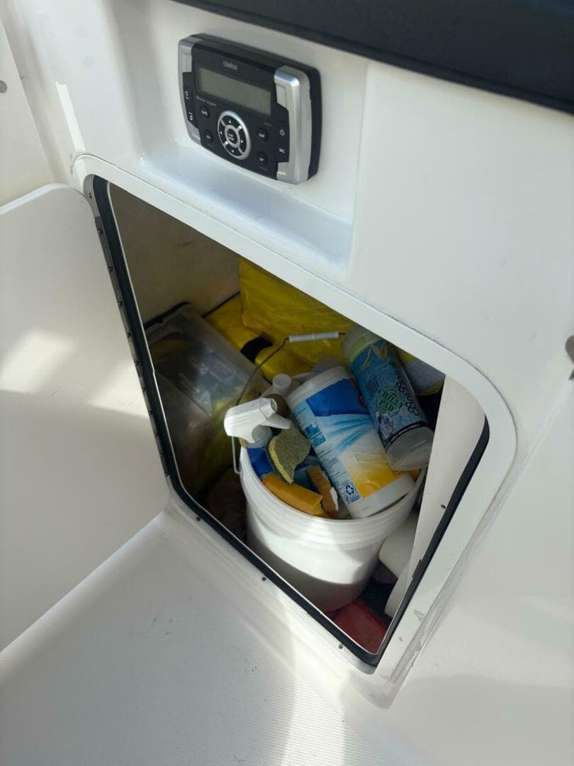 2021 Robalo R247 Dual Console — photo 12
