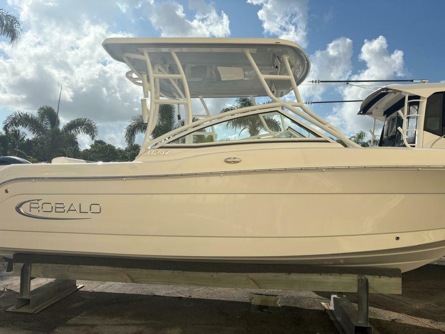 2021 Robalo R247 Dual Console — photo 28
