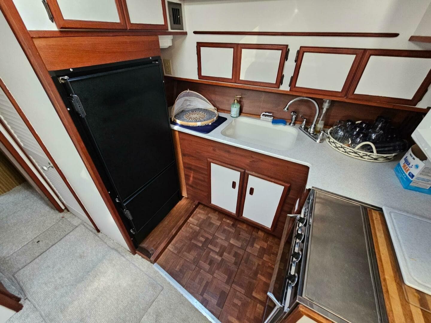 1977 Viking 43 Aft Cabin — photo 10