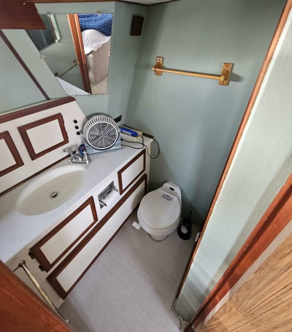 1977 Viking 43 Aft Cabin — photo 14