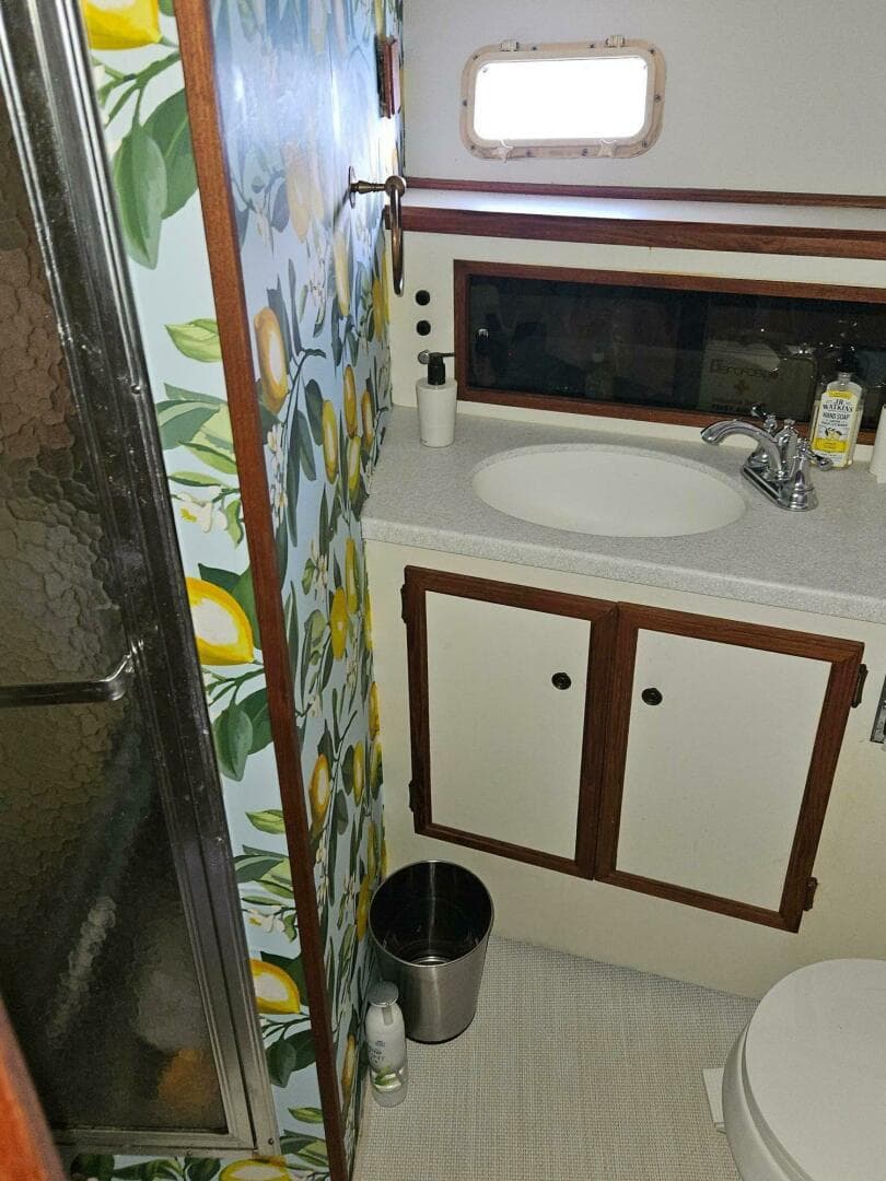 1977 Viking 43 Aft Cabin — photo 12