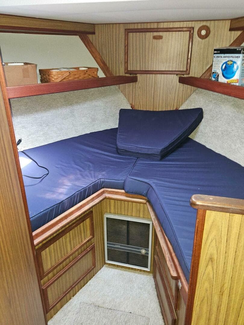 1977 Viking 43 Aft Cabin — photo 11