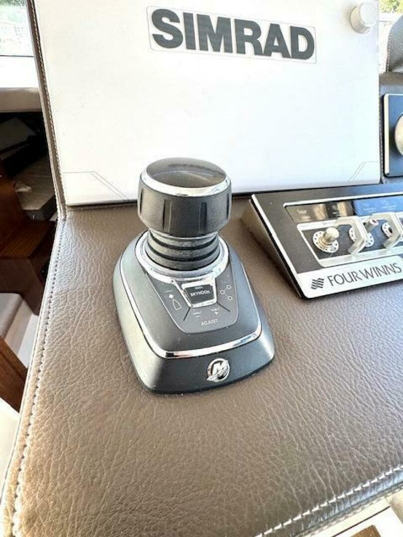 2020 Four Winns Vista 355 Coupe OB — photo 23