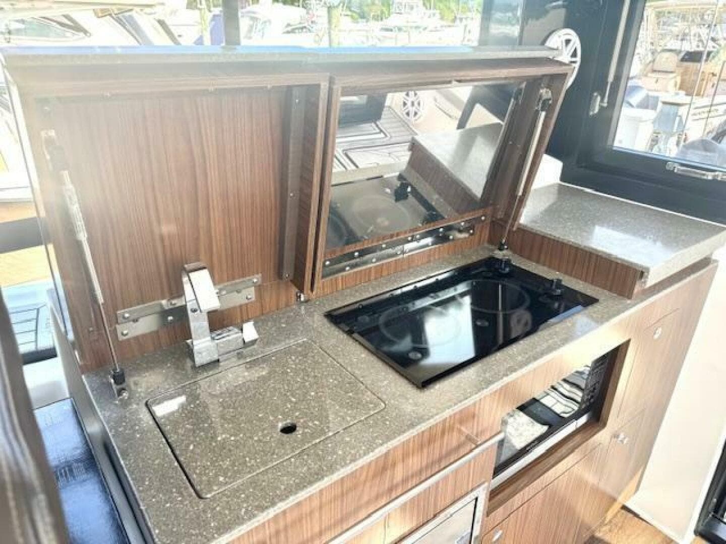 2020 Four Winns Vista 355 Coupe OB — photo 16