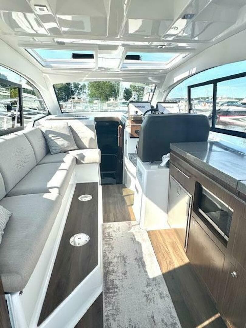 2020 Four Winns Vista 355 Coupe OB — photo 12