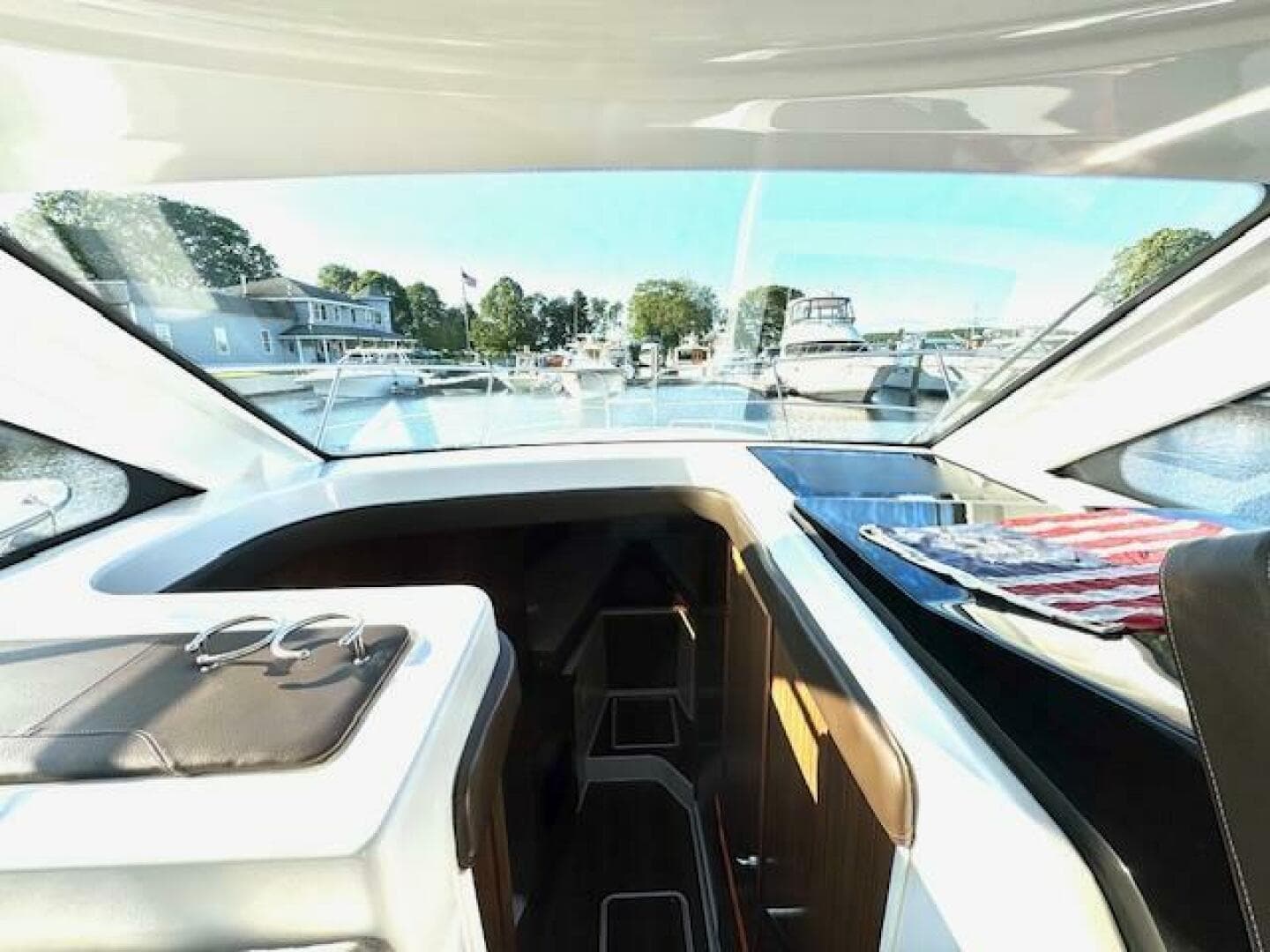 2020 Four Winns Vista 355 Coupe OB — photo 18