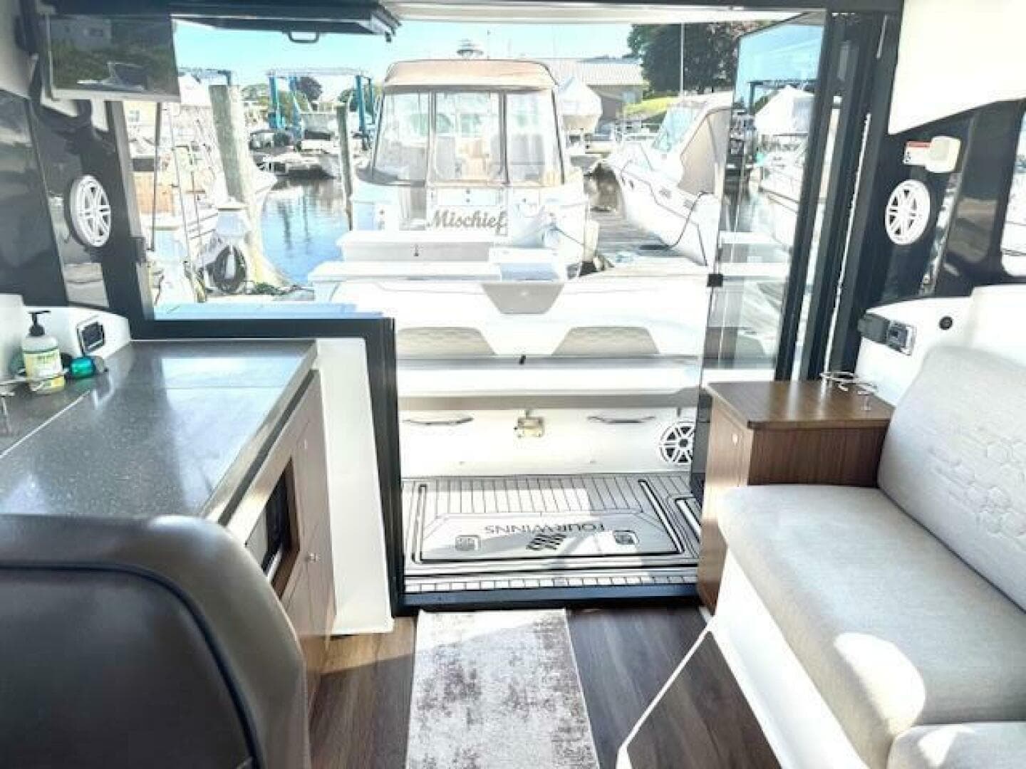 2020 Four Winns Vista 355 Coupe OB — photo 14