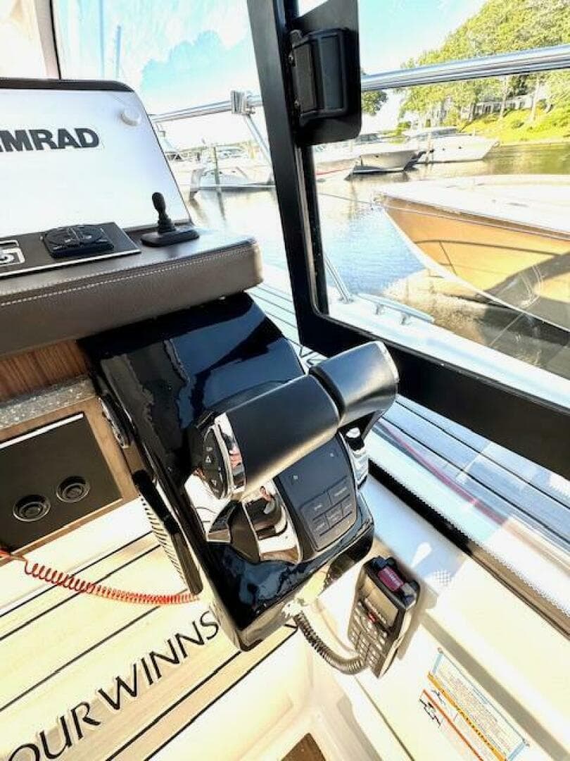 2020 Four Winns Vista 355 Coupe OB — photo 24