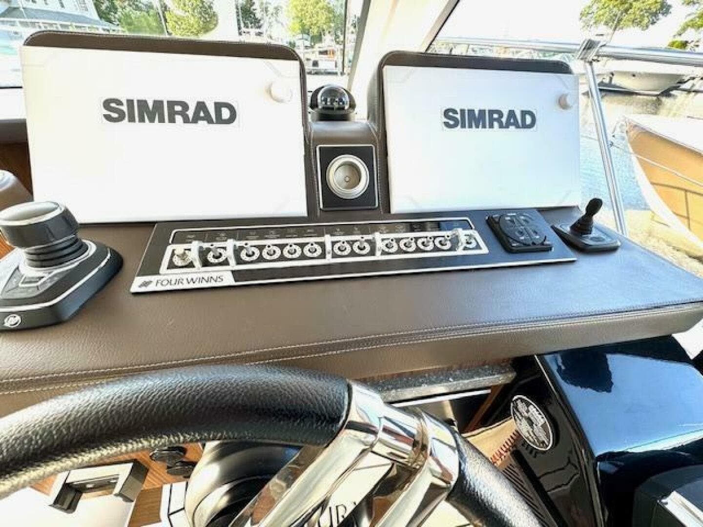 2020 Four Winns Vista 355 Coupe OB — photo 21