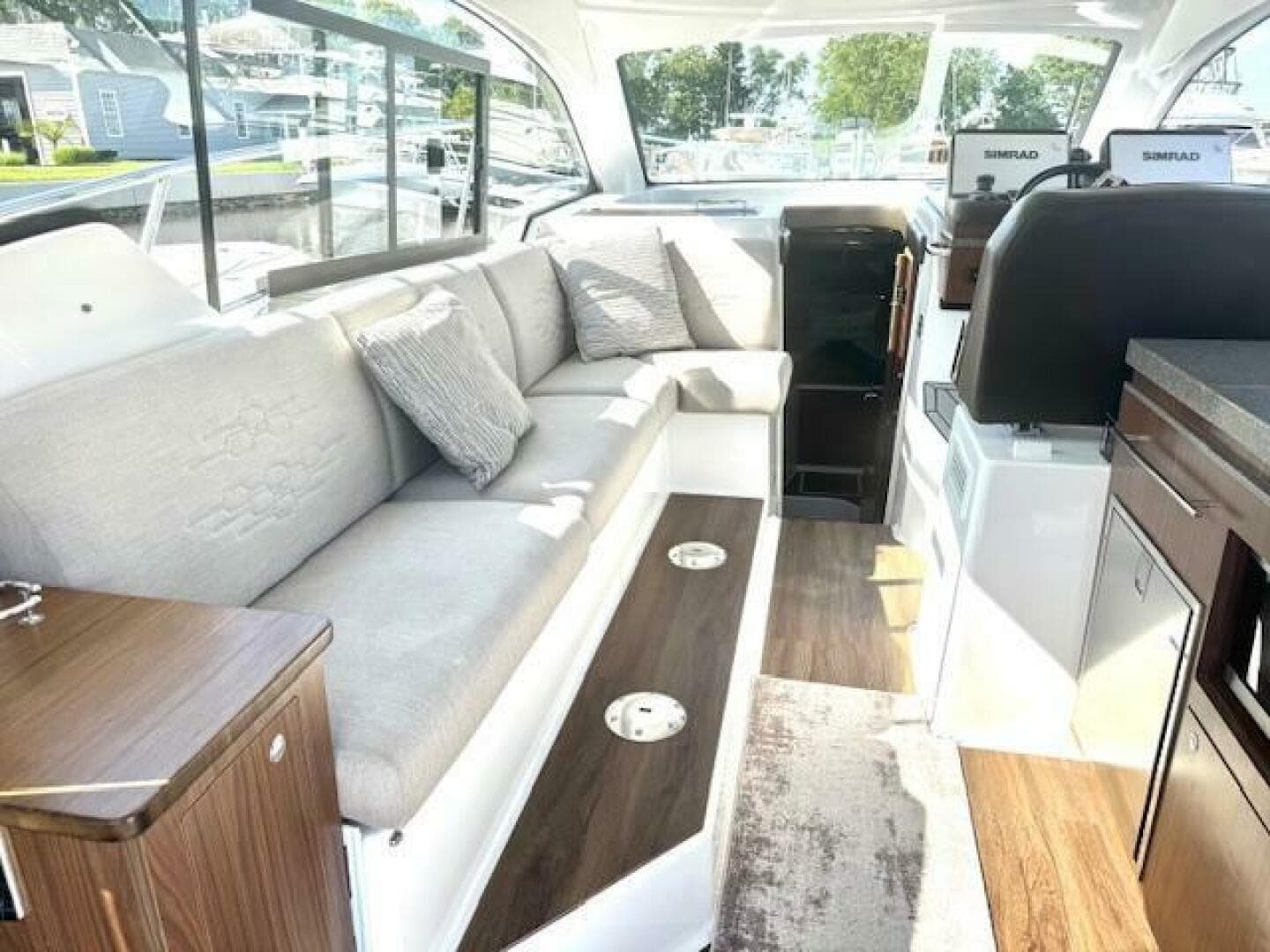 2020 Four Winns Vista 355 Coupe OB — photo 13