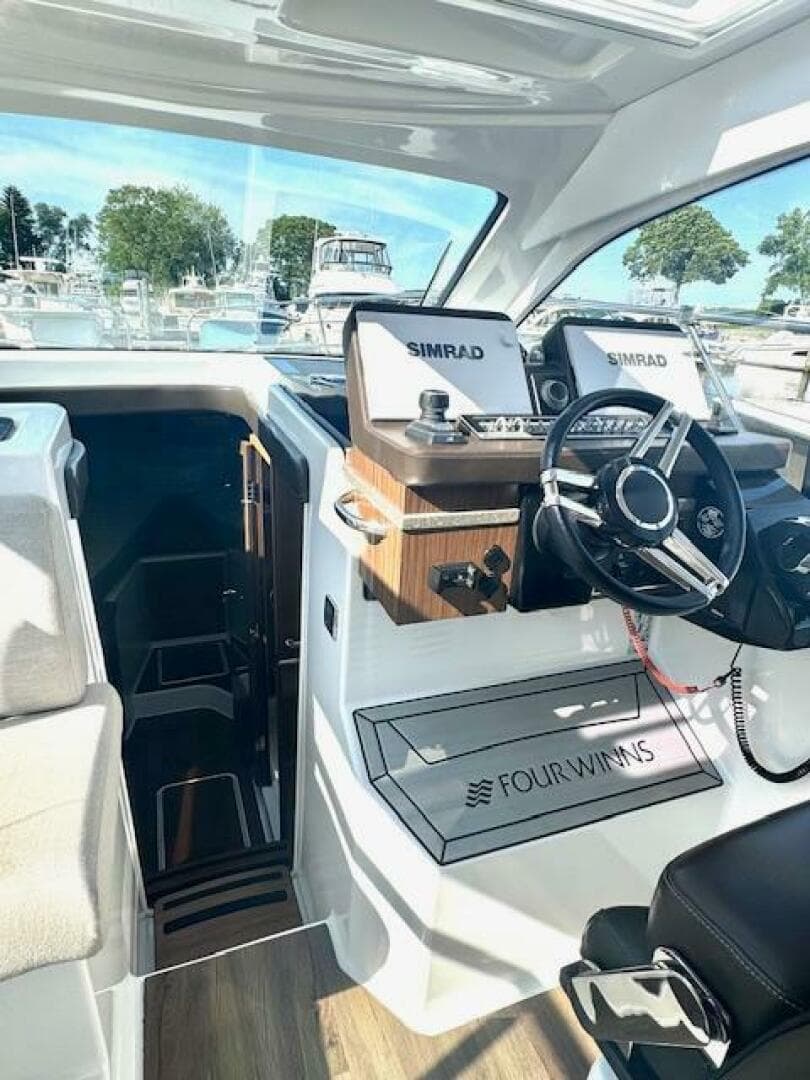 2020 Four Winns Vista 355 Coupe OB — photo 19