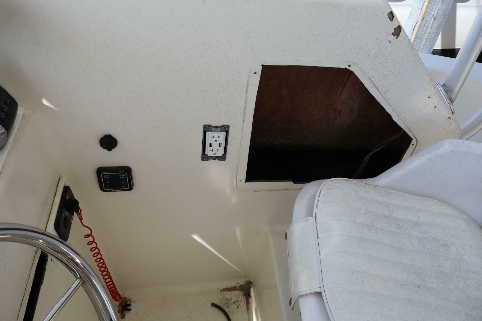 2005 Sea Boss 235 Walkaround — photo 12