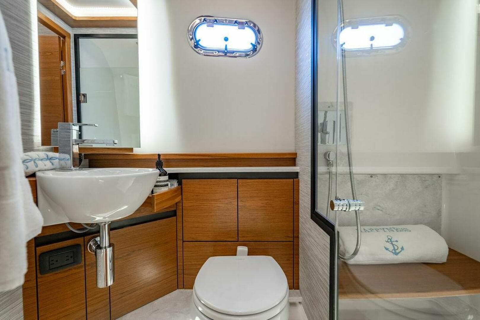 2025 Tiara Yachts 48 LS — photo 47