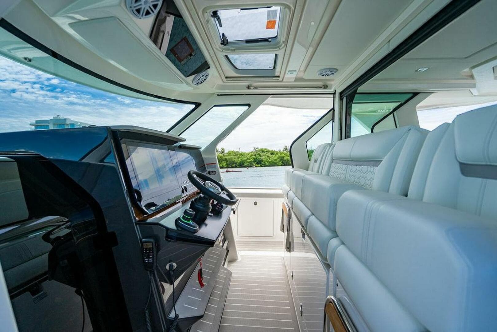 2025 Tiara Yachts 48 LS — photo 42