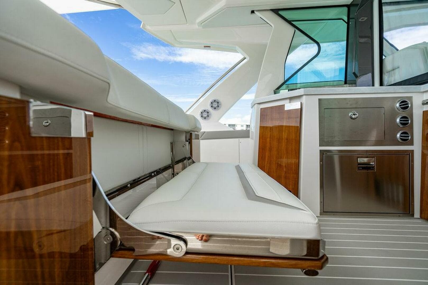 2025 Tiara Yachts 48 LS — photo 23
