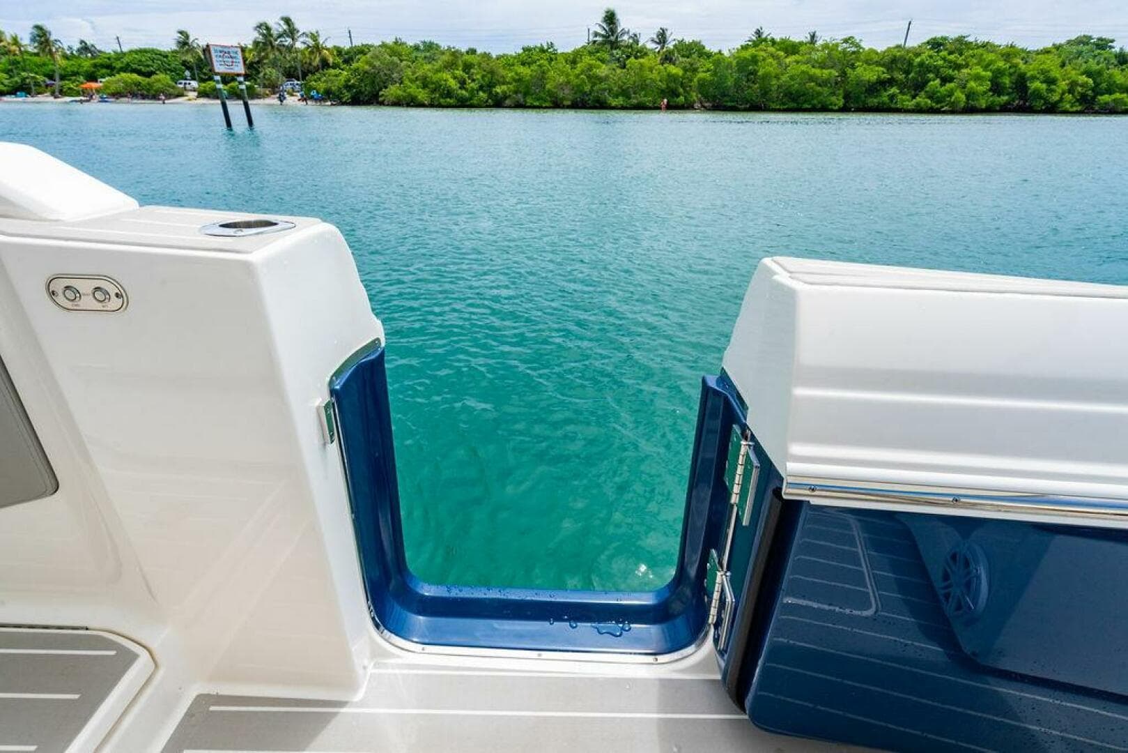 2025 Tiara Yachts 48 LS — photo 16