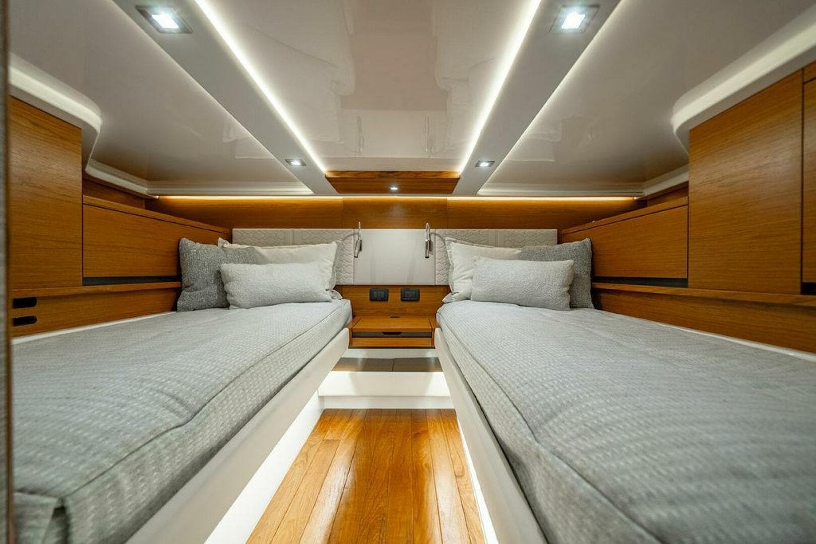 2025 Tiara Yachts 48 LS — photo 49