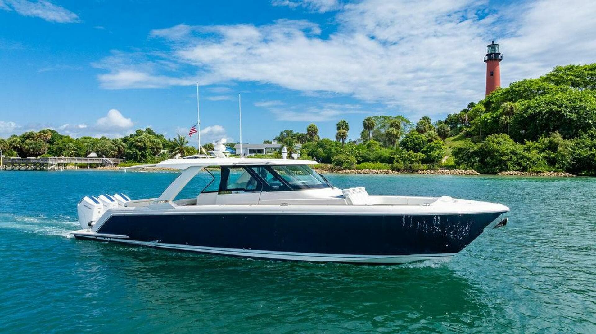 2025 Tiara Yachts 48 LS — photo 2