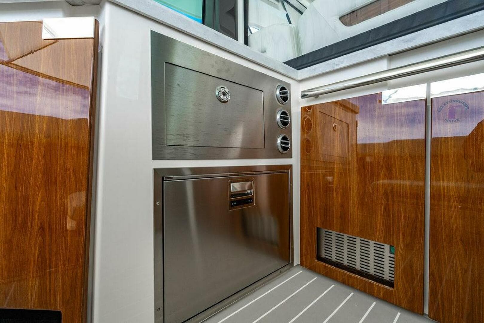 2025 Tiara Yachts 48 LS — photo 28