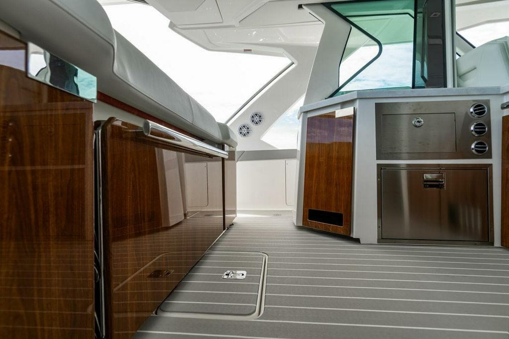 2025 Tiara Yachts 48 LS — photo 29