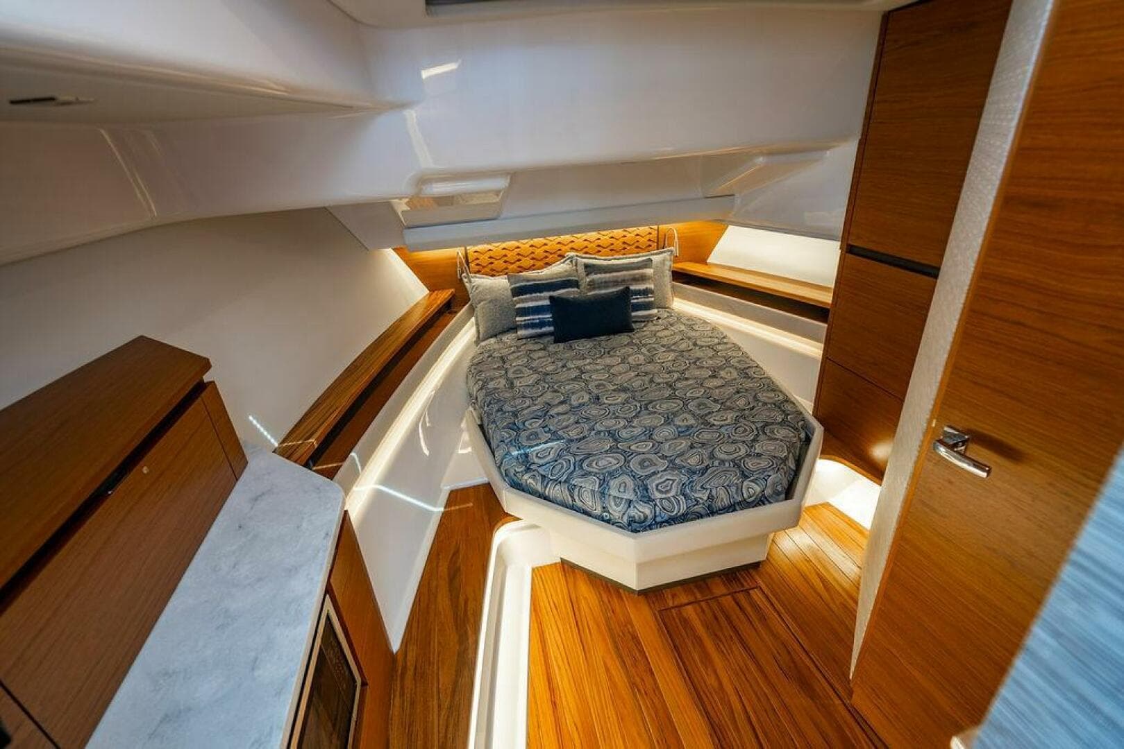 2025 Tiara Yachts 48 LS — photo 43