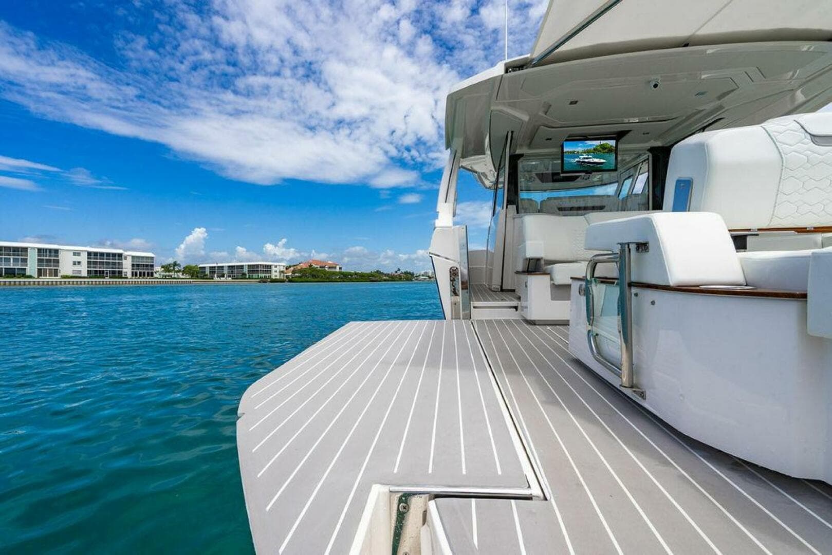 2025 Tiara Yachts 48 LS — photo 14