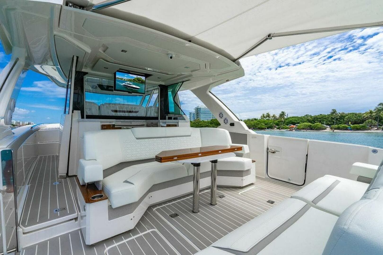 2025 Tiara Yachts 48 LS — photo 18