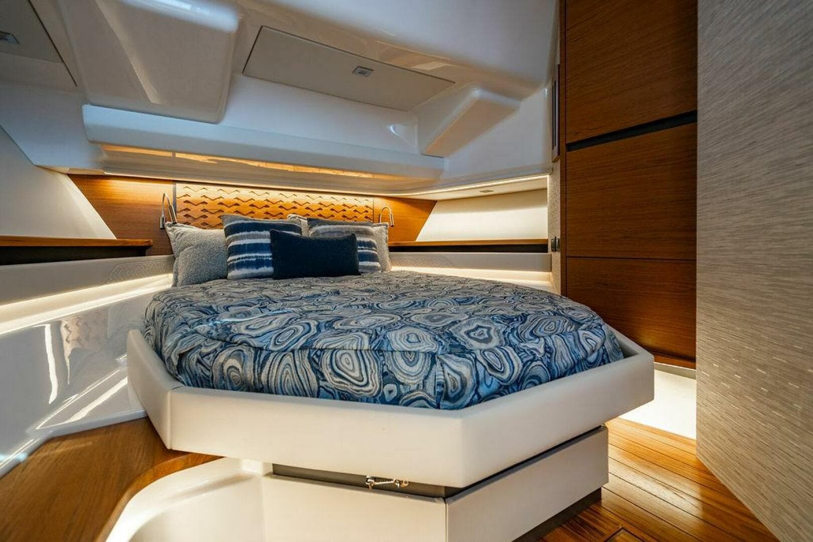 2025 Tiara Yachts 48 LS — photo 44