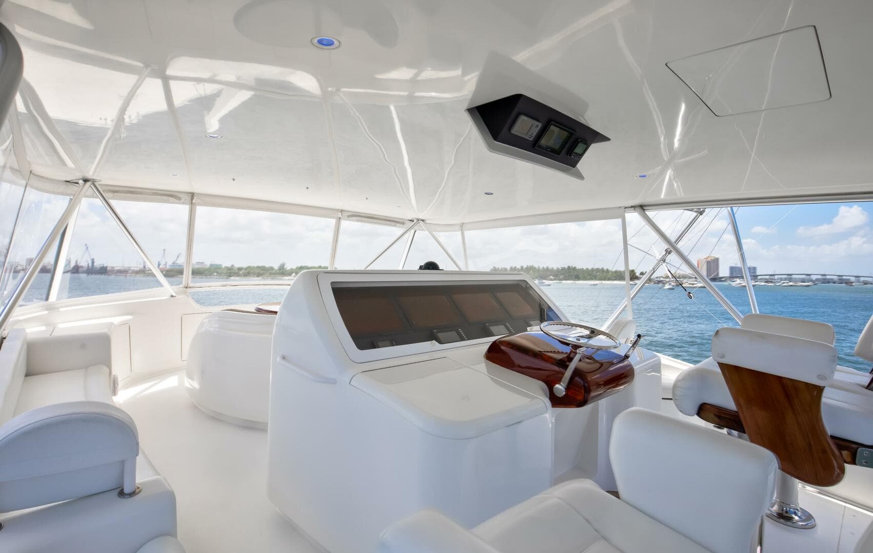 2010 Viking 82 Convertible — photo 29